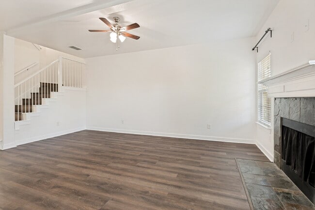 Building Photo - Modern 3BD Townhome Near DFW Airport & Major Highways