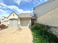 Building Photo - Stunning 2 bedroom 2 bathroom townhome in ...