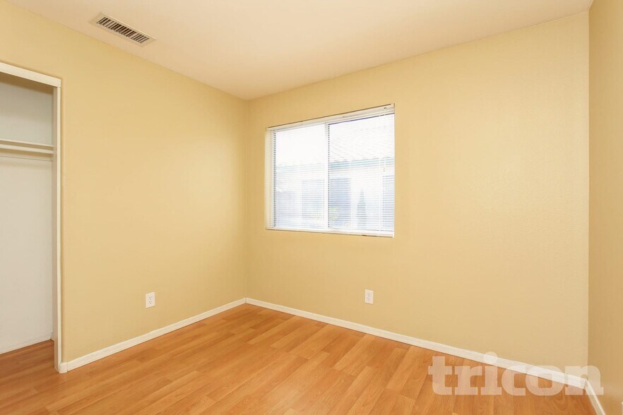 Building Photo - 4127 W Solar Dr