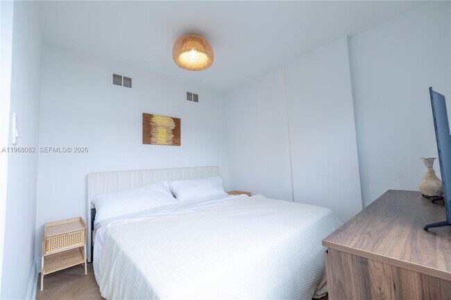 Building Photo - 1255 Collins Ave