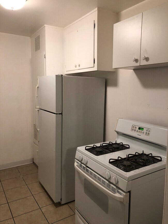 Kitchen - 1417 Holt Apartments