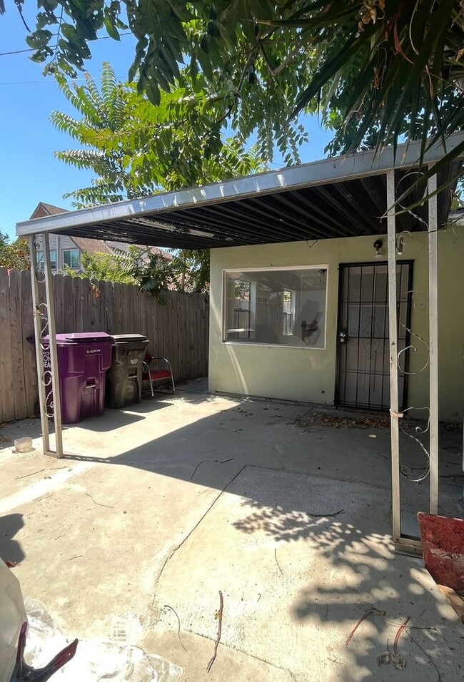 Building Photo - 1609-1611 Gundry Ave