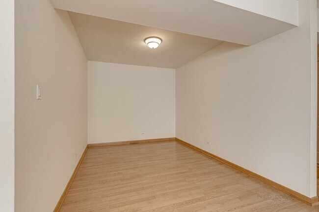 Building Photo - 317 E Valley Ln