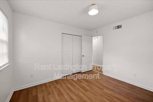 Building Photo - 3215 Aqueduct Dr