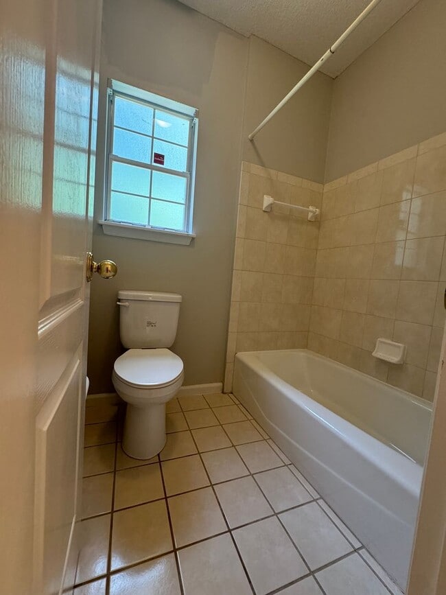 Building Photo - Gorgeous 4 bedroom 4.5 bathroom home in Ki...