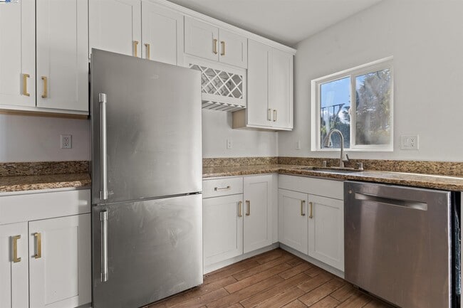 Building Photo - 2081 Oakwood Dr