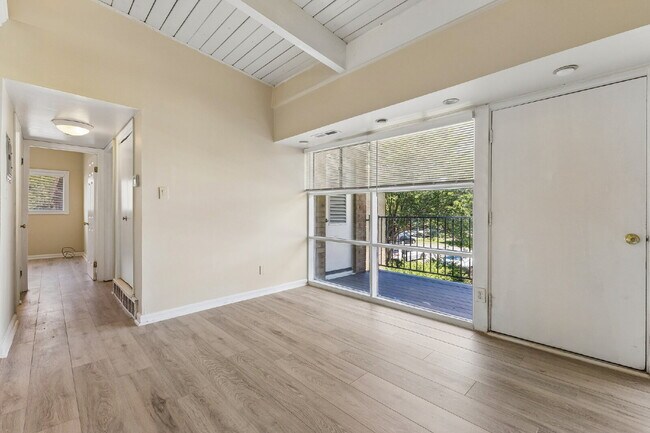 Building Photo - Location, Location, Location! Move-in ready, Offers 2 beds and 1 bed