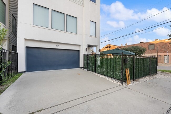 Building Photo - 717 Morris St