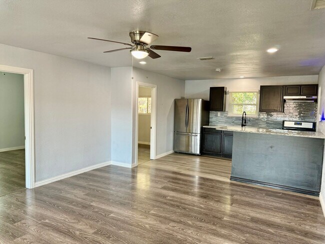 Building Photo - 2618 Creekview Dr
