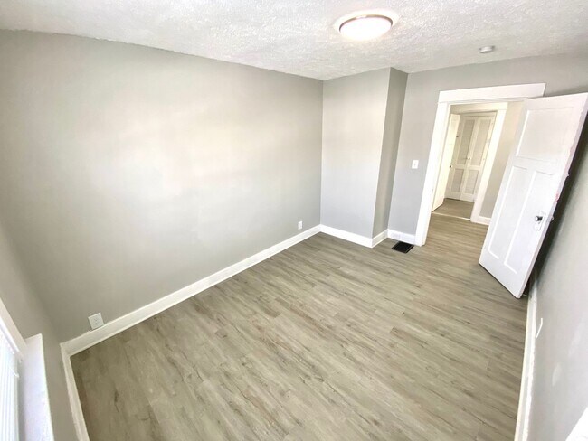 Building Photo - Newly Rehabbed Single Family in Dayton!: N...