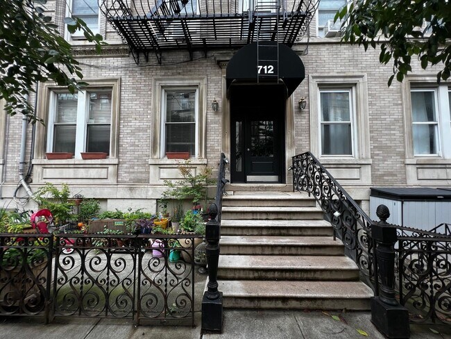 Building Photo - 712 Willow Ave
