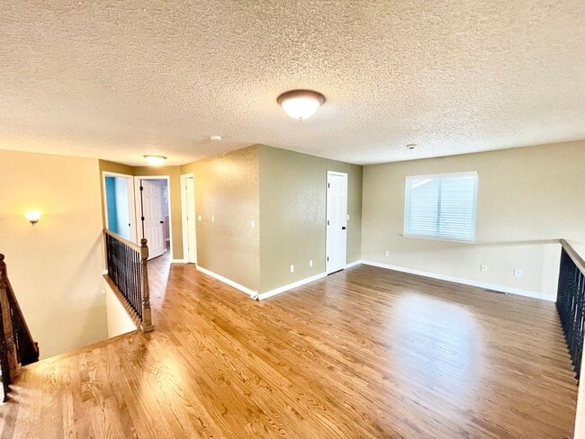Building Photo - Large Clean Home in Aurora