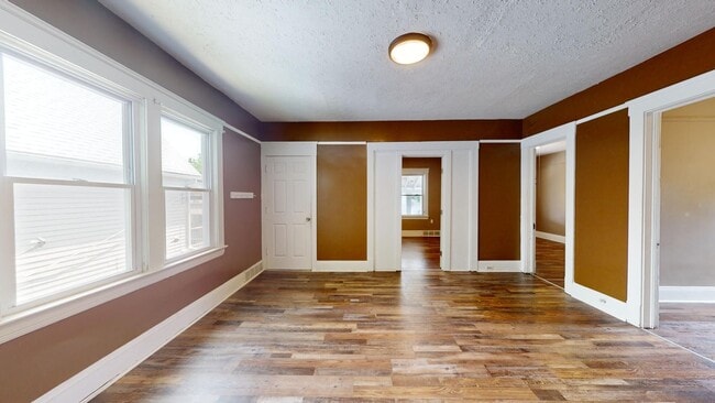 Building Photo - 4104 Clybourne