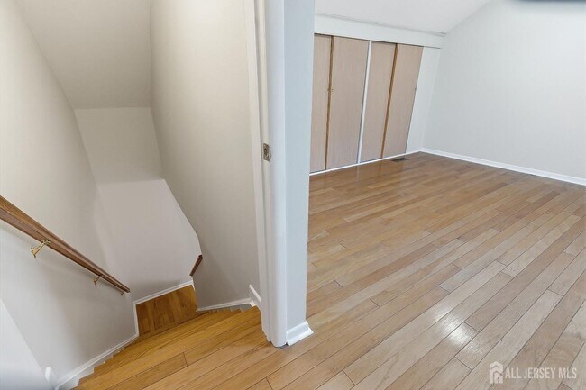 Building Photo - 60 Hampshire Dr