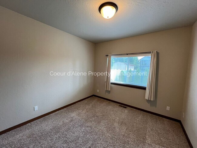 Building Photo - 3 bed, 2 bath home in Post Falls