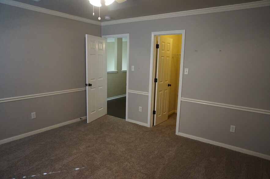 Building Photo - 2121 Warwick Pl