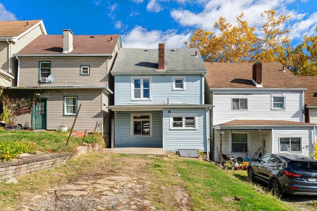 Building Photo - 3 bed 1.5 bath - freshly updated top to bottom, dishwasher, laundry, off street parking