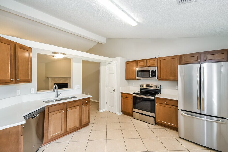 Building Photo - 880 Long Lake Dr