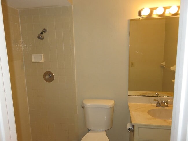 Building Photo - Open and bright 2/2 with garage