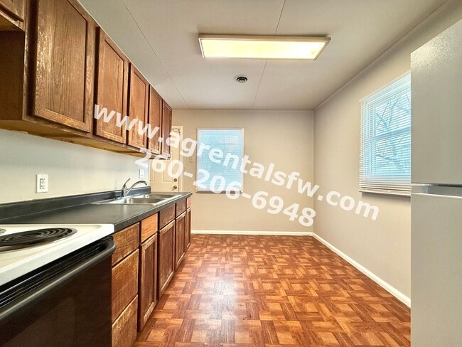 Building Photo - 3 Bedroom House