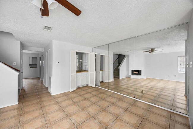 Building Photo - 7838 Green Lawn Dr