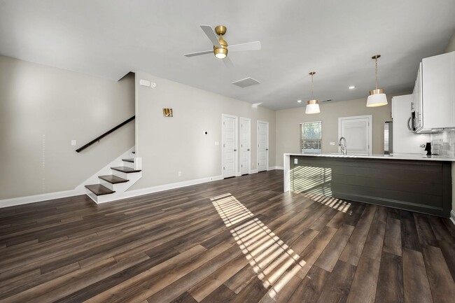 Building Photo - 555 Gresham Ln