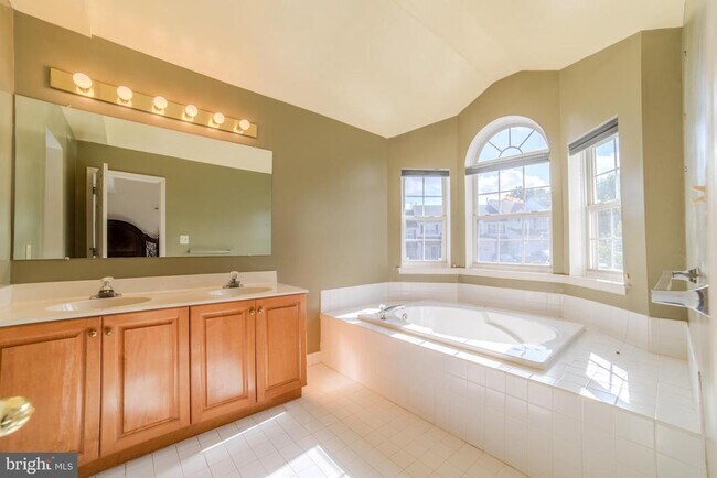 Building Photo - 651 Fawn Cir