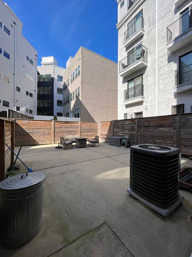 Building Photo - Stunning Two Bedroom Apartment in Francisv...