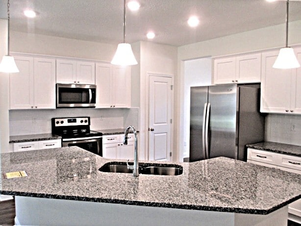 Building Photo - 913 Sunny Stroll Dr