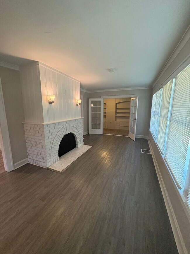 Building Photo - 6027 Forest Ave