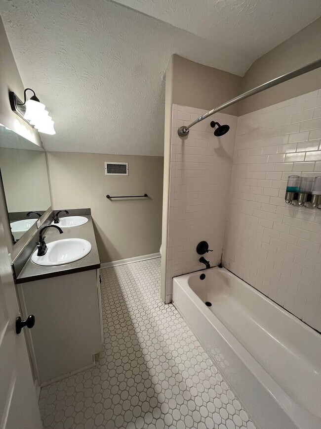 Building Photo - Blending Relaxation & Sophistication to Create the Ideal Place.