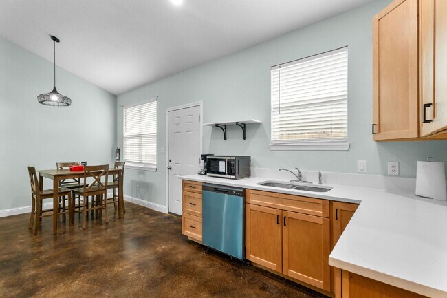 Building Photo - Fully Furnished 2-Bedroom, 2-Bathroom Duplex in Waco