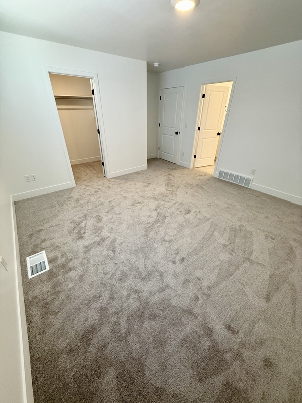 Building Photo - 564 1860 N