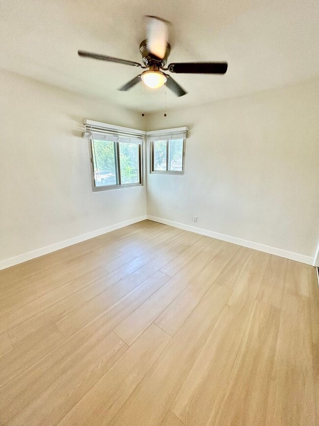 Building Photo - Spacious 2 Bed / 1 Bath Apartment in the Heart of South Park!