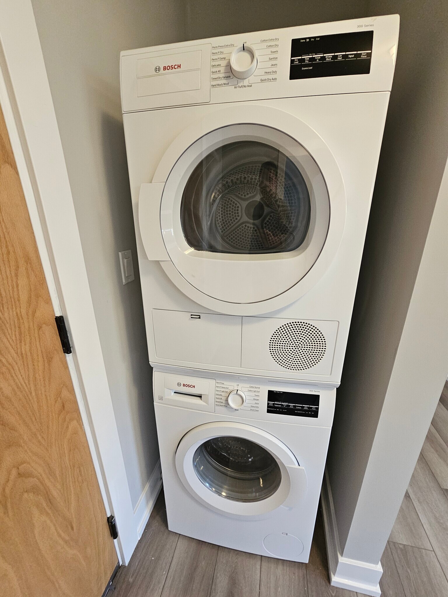 Building Photo - 3931 N Janssen Ave