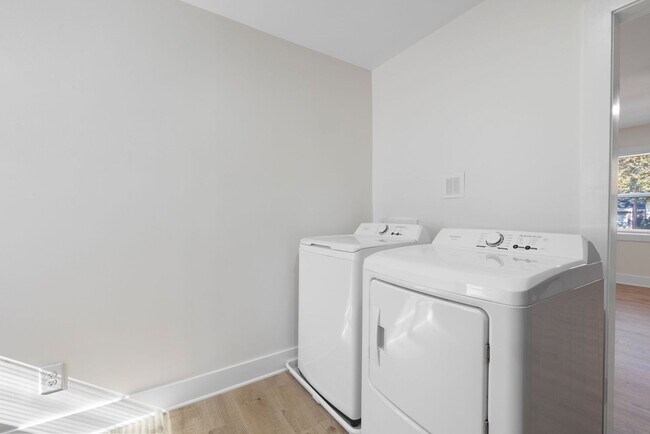 Building Photo - 512 E Branch St