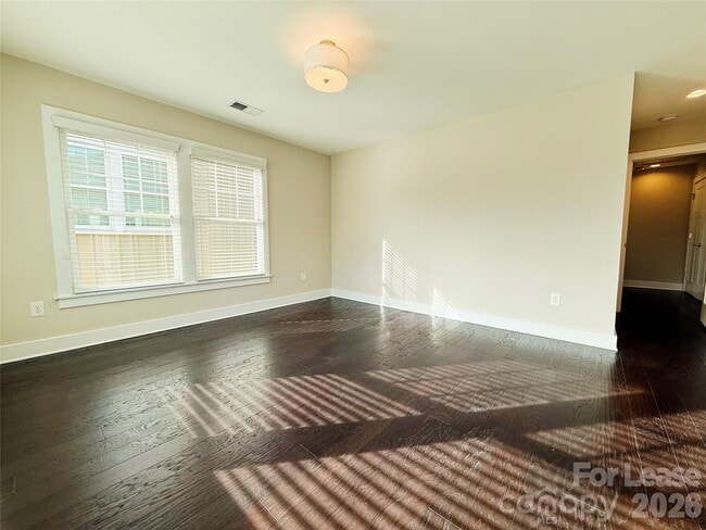 Building Photo - 1424 W 4th St