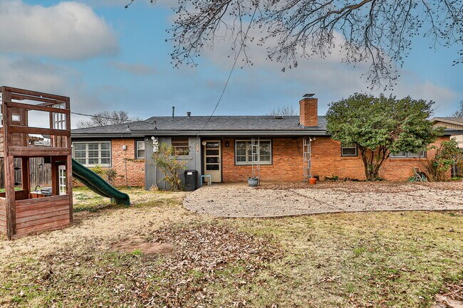 Building Photo - Charming 3 bedroom 2 bathroom