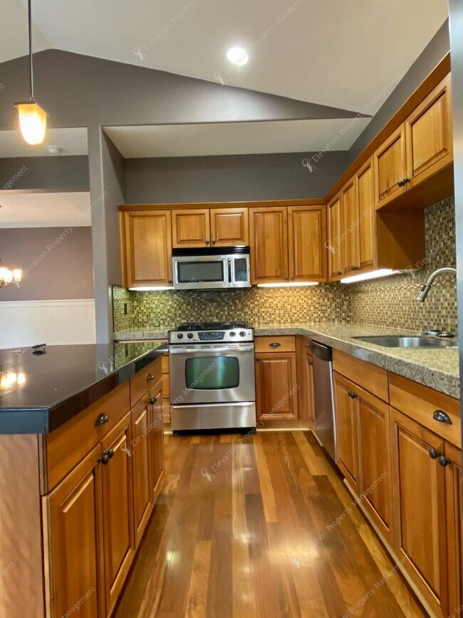 Building Photo - 3BR - 2.5 BA Charming Greenway Home in Lar...