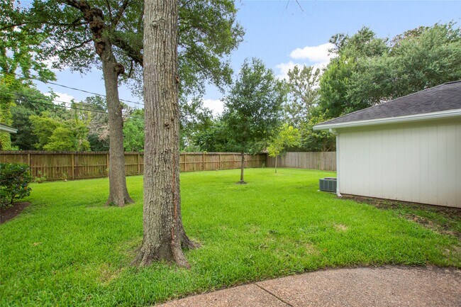 Building Photo - 402 Forest Lake Dr