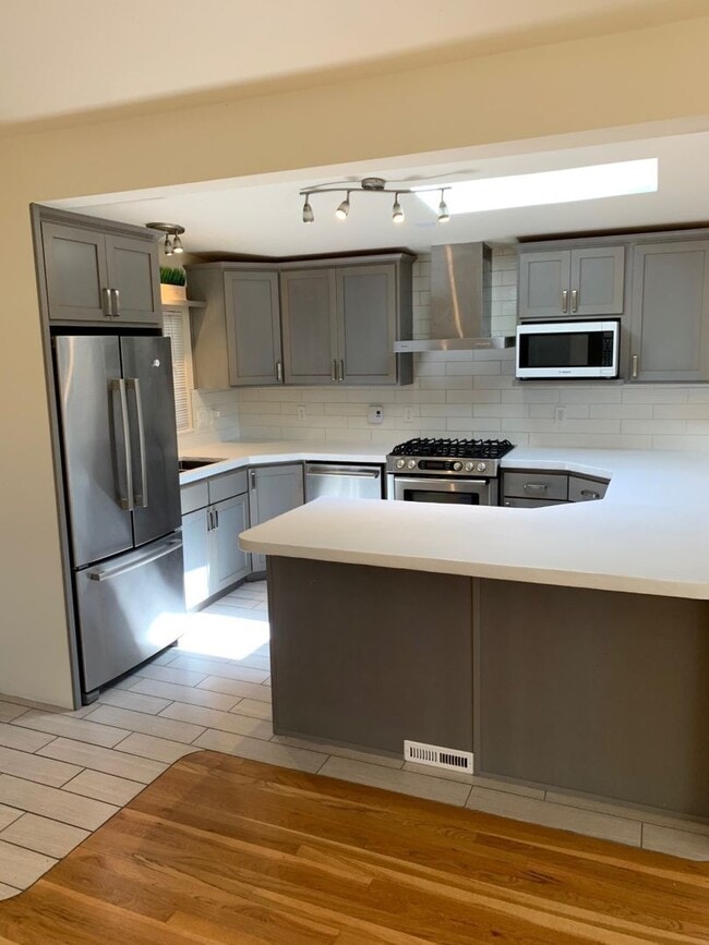 Building Photo - Beautiful and spacious 3 bed + office area...