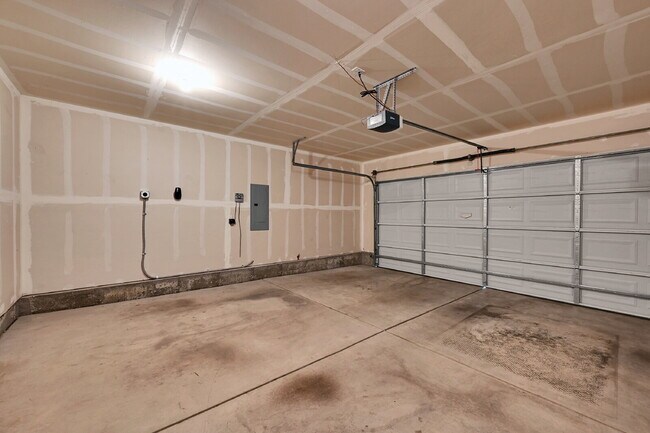 Building Photo - $2,145.00, 4-bed, 2.5-bath located in Colo...