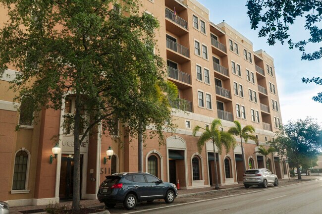 Building Photo - 511 Lucerne Ave