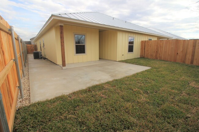 Building Photo - Located 1 Mile from IH 35/ No Carpet / Ton...