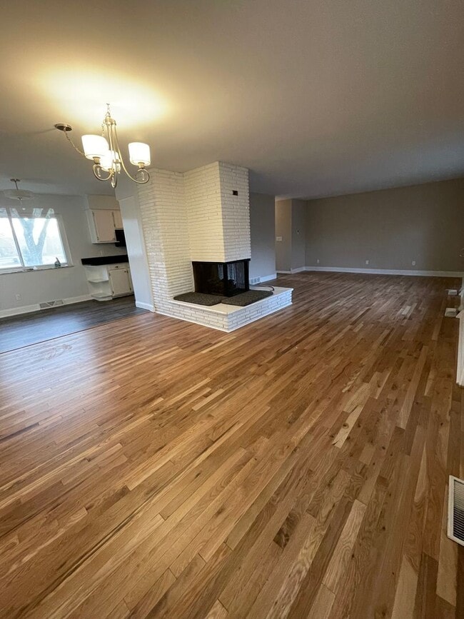 Building Photo - Beautiful Three Bedroom Home