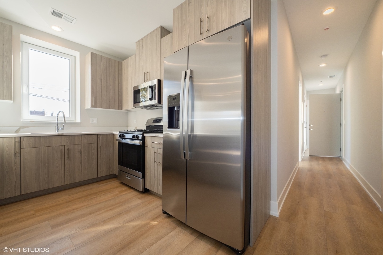 Building Photo - 3216 N Karlov Ave