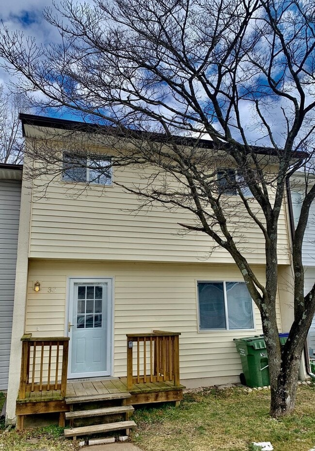 Building Photo - Spacious 3 Level Stafford Townhouse
