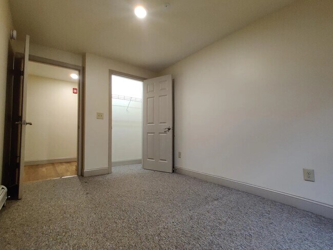 Building Photo - 238 College St