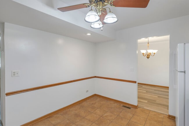 Building Photo - 30W274 Brighton Ct