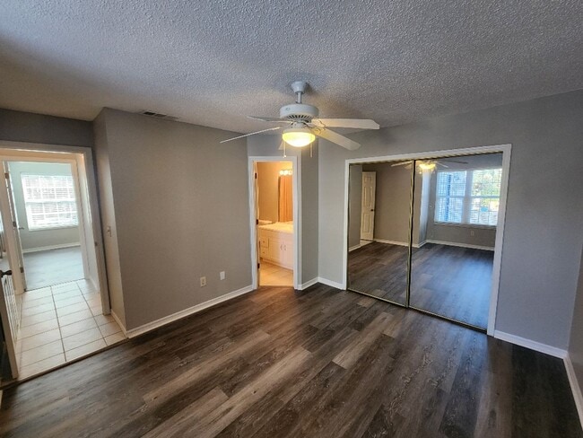 Building Photo - Remodeled beach condo steps away from the beach!!!